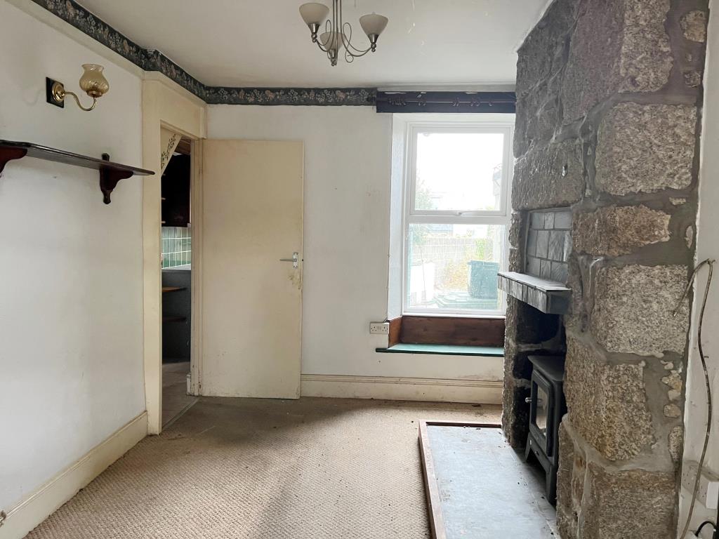 Lot: 78 - TERRACED COTTAGE FOR UPDATING -